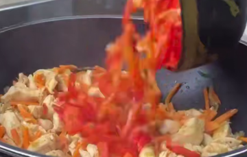 Фунчоза с курицей и овощами, кадр из видео