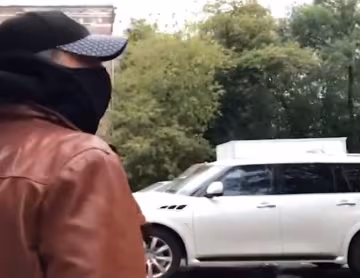 Арарат Кещян у здания суда, криншот видео