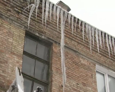 Бурульки на даху. Фото: скрін youtube