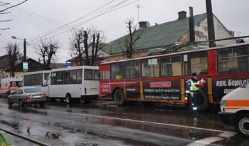 У Житомирі тролейбус "посунув" дві маршрутки (фото)