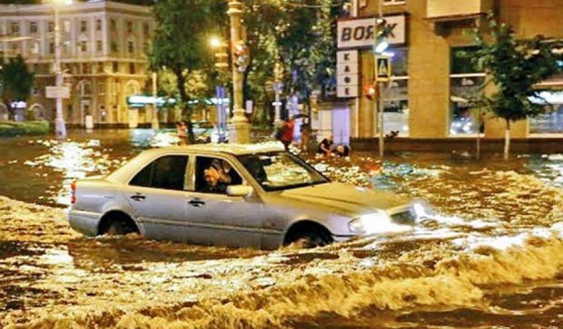 У Воронежі злива затоплює вулиці, а вітер зриває дахи (фото)
