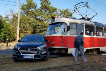 У столиці жінка паралізувала рух трамваїв, її оглядають медики