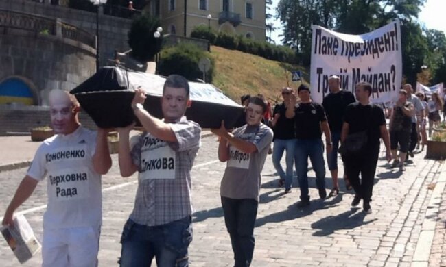 Підприємці принесли на Майдан "труну" малого бізнесу (фото)