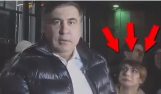 Очень эмоциональная журналистка позади Саакашвили позабавила зрителей (видео) 