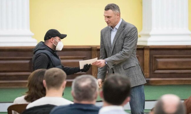 Віталій Кличко вручив квартири учасникам АТО: Facebook