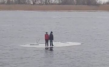 Дети оказались на льдине посреди Днепра, кадр из видео