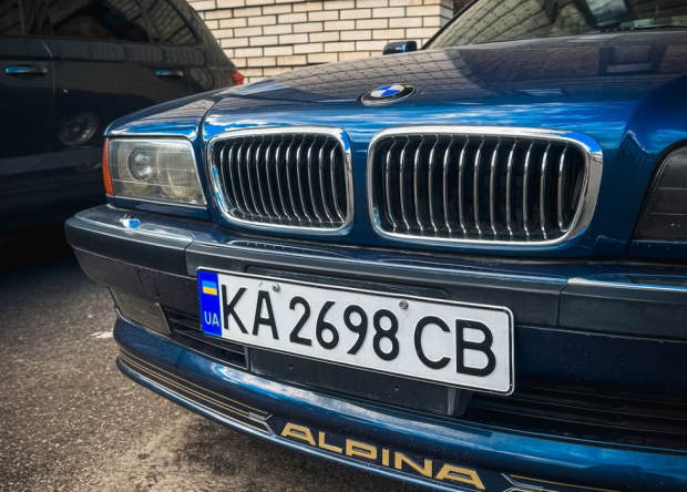 Зверь из 90-х прорвался в Киев: на улицах заметили сверхредкий BMW Alpina B12 из V12, когда-то опережавший Porsche
