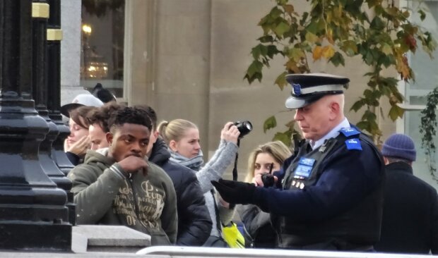 Чернокожего человека задержал полицейский, Великобритания, фото Flickr