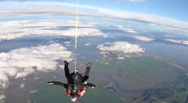 90-річна британка стрибнула з парашутом, фото: dailymail.co.uk