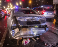 Жахлива ДТП у нічному Києві: з автомобілів купа брухту, винуватець просто втік