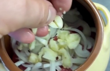 Горшочки с гречкой, кадр из видео