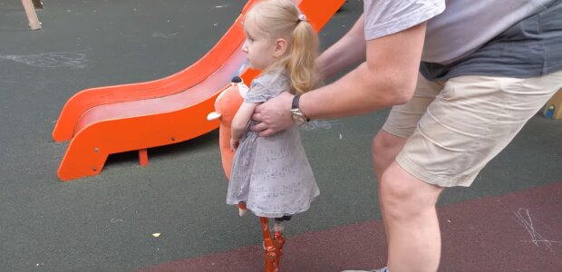 Трирічній принцесі з інвалідністю подарували "ноги" - крихітка робить перший крок, мама ридає від щастя: зворушливі кадри