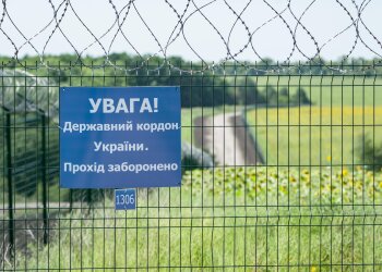 Прикордонник перевіряє документи