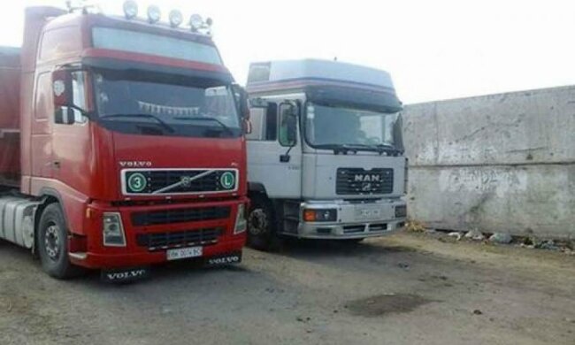 Авакова попросять повернути Львову вантажівки зі сміттям  