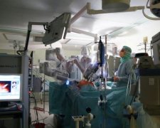 Хирурги впервые доверили скальпель роботу