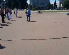 Хмельничани повстали проти навчання "за комп'ютером": "Пустіть дітей до школи"