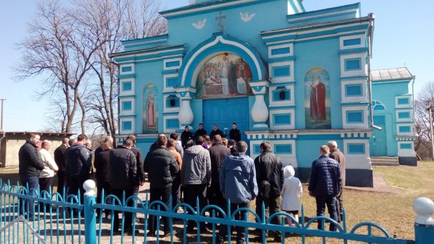 Под Киевом радикалы пытались захватить храм УПЦ: видео