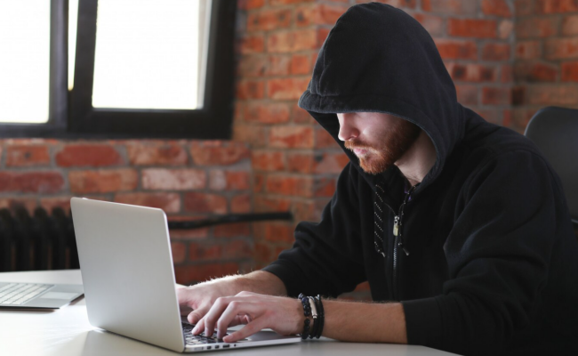 Человек, работающий на ноутбуке. Фото: freepik