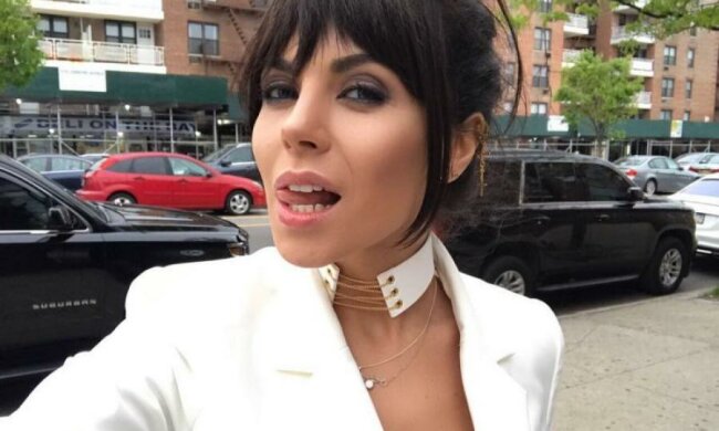 Каменских засветила бюст, не стесняясь мамы