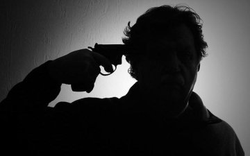 Донька змусила батька привселюдно застрелитись: моторошні кадри