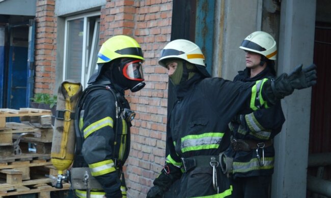 В Днепре малыш провалился в шахту, жизнь повисла на волоске: щемящие кадры второго рождения