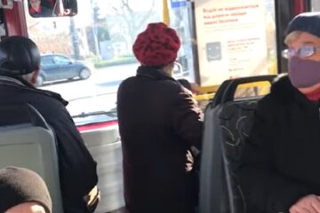 Во Франковске песнионерка отказалась одеть маску в автобусе, кадр из видео: YouTube