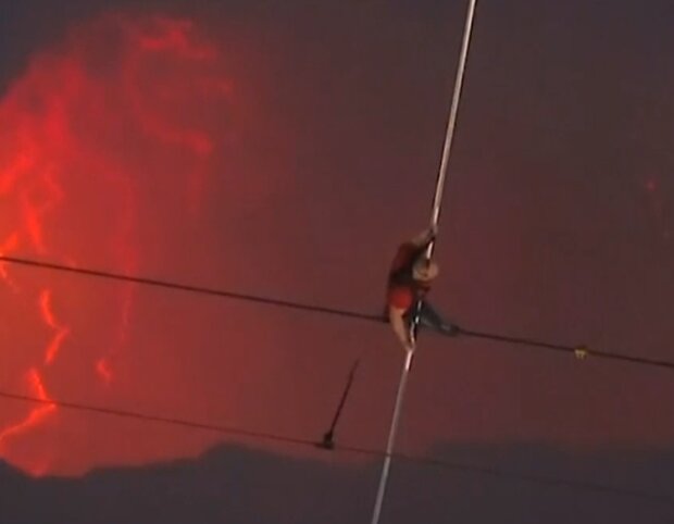 канатоходец над кратером вулкана, скрин с видео