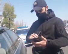 У Києві автівку "роззули" під поліцейським відділком, поки копи спали