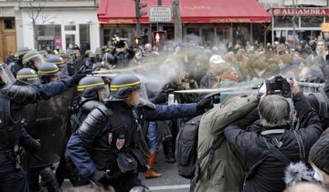 Французская полиция насильно разогнала протест против насилия