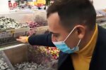 Українець знайшов у столичному магазині гори прострочки: 3 ящики цукерок, риба, халва
