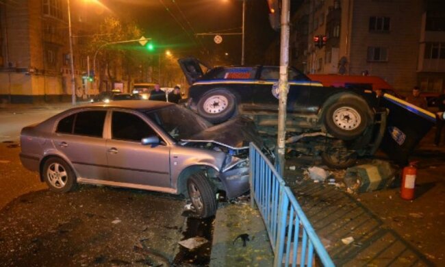 В Житомире страшное ДТП: милицейскую Ниву перевернуло на тротуаре - есть жертвы (фото)