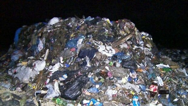 Садовий вивалив львівське сміття на Вінниччині, жителі повстали: "У нас не смітник!"