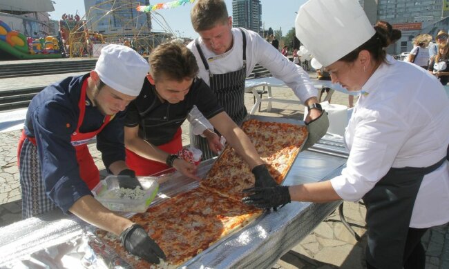 Дніпрян у День міста нагодували рекордною піцою у "вишиванці»