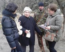 Пенсіонерам Мар'їнки бійці АТО привезли медикаменти (фото)