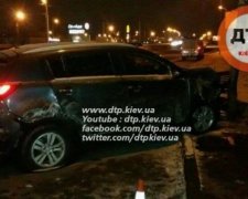 Пьяный водитель KIA Sportage протаранил три столба (фото)