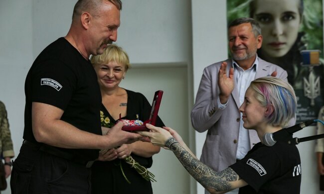 Врятував десятки наших воїнів на Донбасі: відомий хірург лікарні Мечникова в Дніпрі став Героєм України