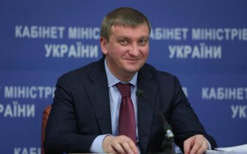 Соцмережі регочуть над "совковим" привітанням українського міністра