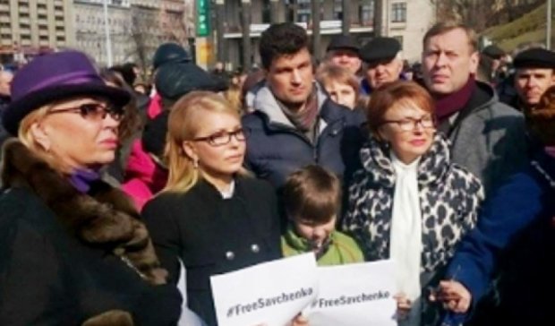 Тимошенко не пустили до стели #FreeSavchenko на Майдані