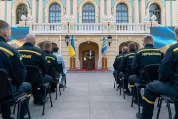 Вынес женщину из огня: Зеленский пожал руку запорожскому спасателю, - настоящий герой