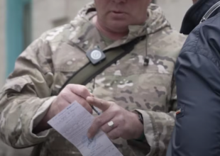 Вручение повестки. Фото: скрин youtube