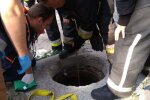 "Закривавлена та брудна": в Одесі дитина провалилася в люк поруч зі школою, копи й пальцем не ворухнули