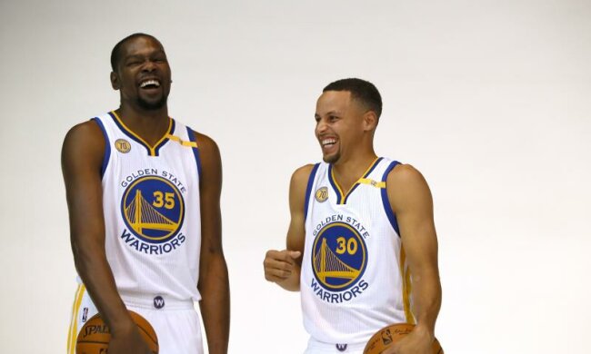 Чемпион НБА потроллил свою бывшую команду кепкой с кексом