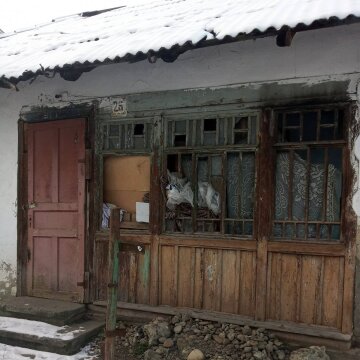 Пенсионерка живет в разваленном доме, фото: Facebook Каритас Коломыя