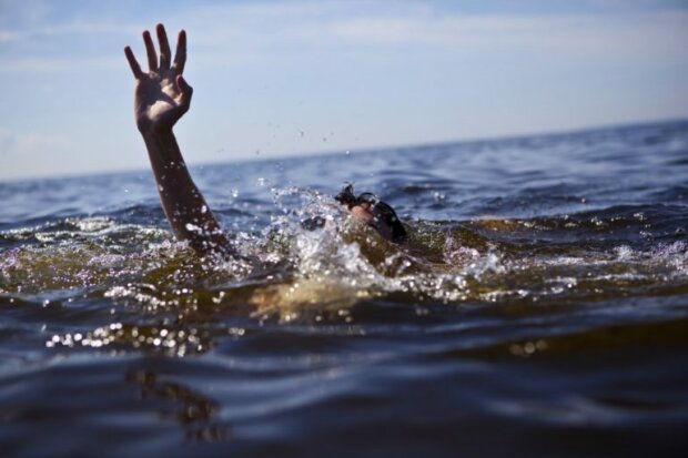 Достали обессиленное тело: Азовское море поглотило туриста с Волыни, счет шел на секунды