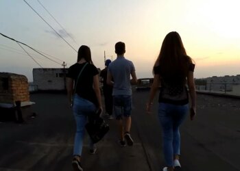 Подростки на крыше, фото: скриншот из видео