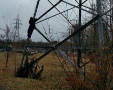 Харків'янин заліз на високовольтний стовп (фото)