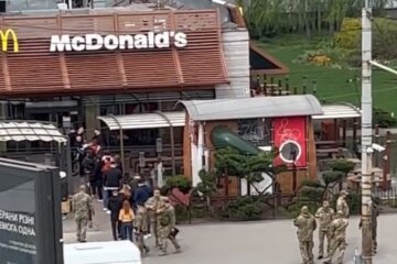 Военные возле МакДональдса. Фото: Twitter