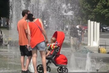 Батьки дитини, фото: скріншот з відео