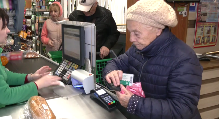 Супермаркет, пенсионерка. Фото: скрин youtube