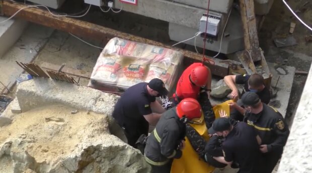 У Львові кранівниця втратила свідомість на 30-метровій висоті, - рятувальникам довелося нелегко